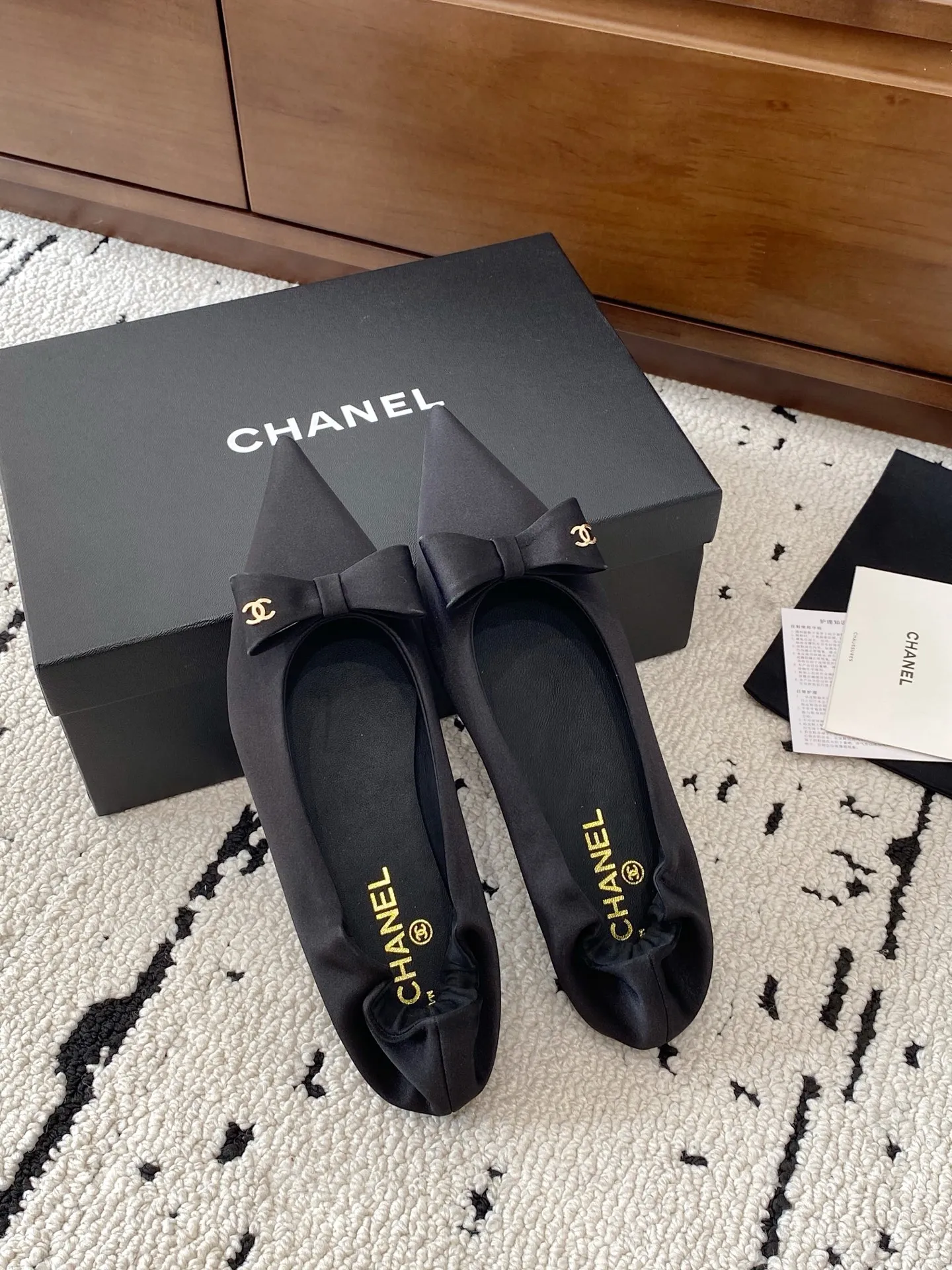 👟👟Ex-factory price 600👟👟 🍀CHANEL25A spring and summer latest bow fashion shoes. Many Internet celebrity fashion bloggers have planted grass. They are high-end and comfortable, matching the skirts of goddesses. Irregular small pointed toes, full of fashion and femininity. The exclusive flat heels of the evening series have completely impressed me throughout the season's lookbook. They are simple and yet detailed, easy to wear and not tiring on the feet. Upper: imported cowhide, lining: mixed sheepskin, sole: Italian genuine leather outsole Size: 35-41 (custom-made 40-41 non-returnable) 👉